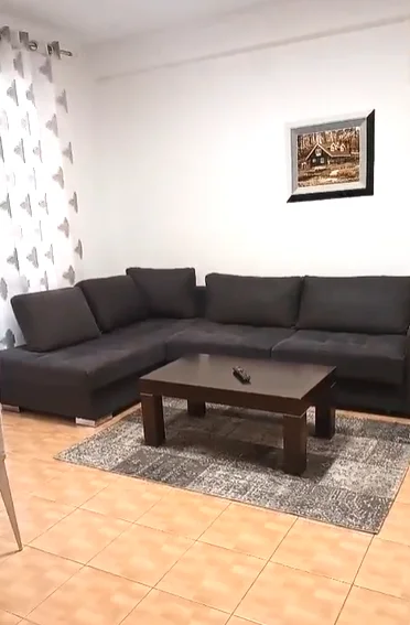 Jepet me qera apartament 1+1, Kati 4 me ashensor, 400 €, ne Fresk, rruga Muhamet Deliu