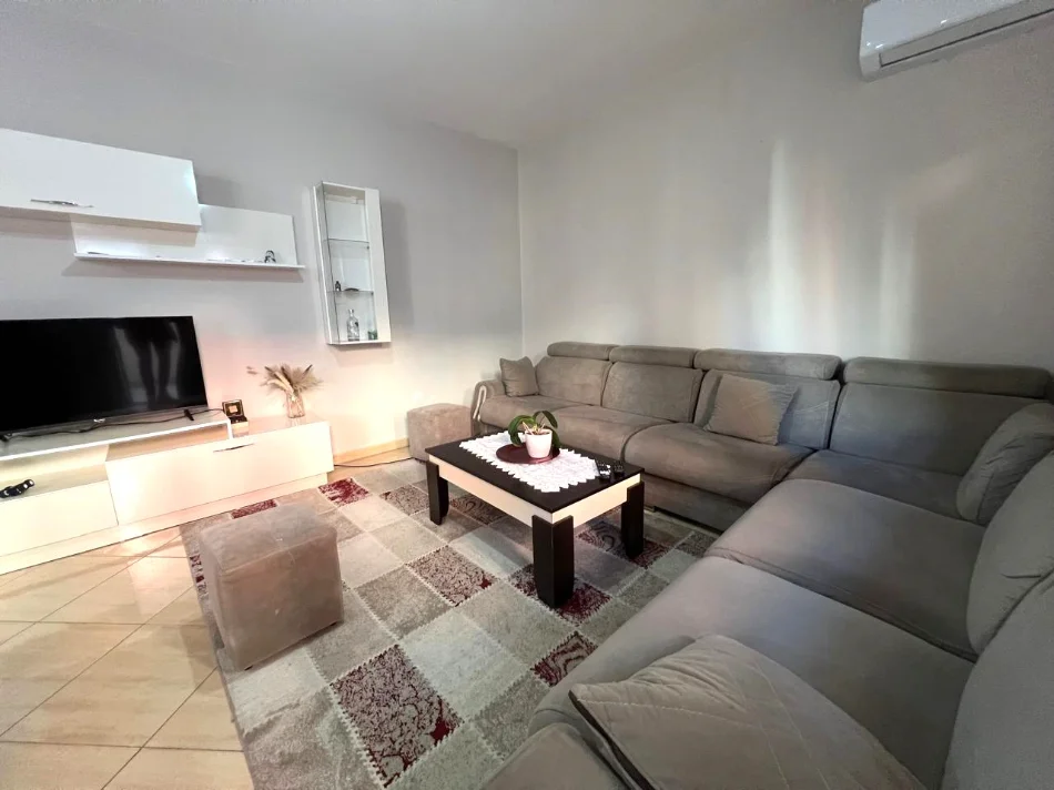 Jepet me qera apartament 1+1 , Kati 5 me ashensor, 500 € ne Astir, shume afer Unazes