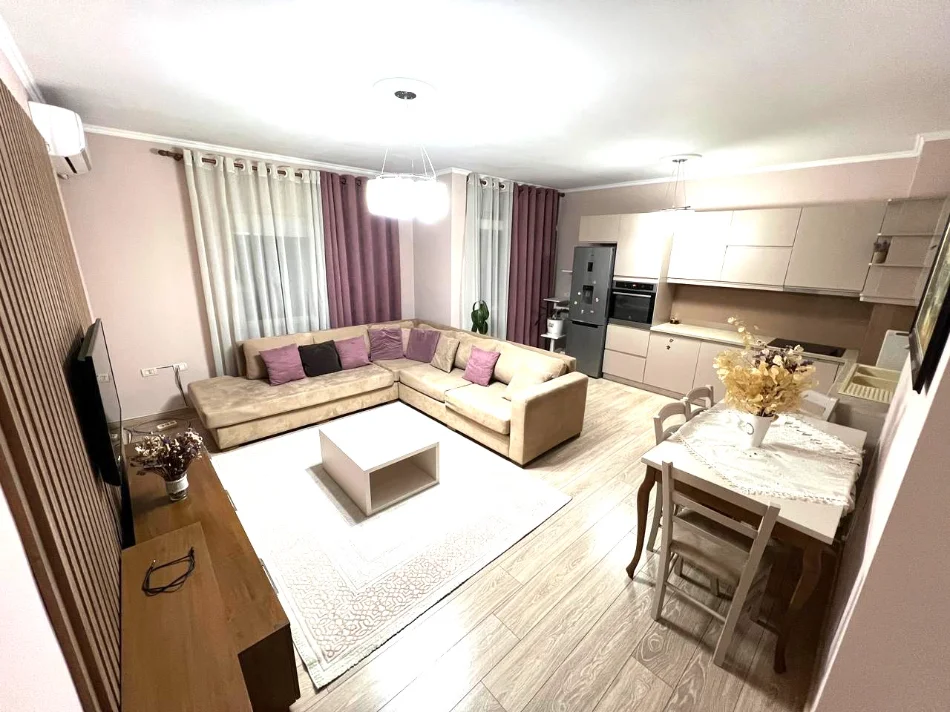 Jepet me qera apartament 2+1+2+ parking ne Astir , 550 Euro