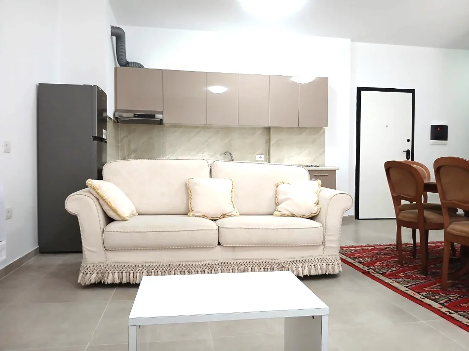 🏡 Jepet me qera apartament 2+1 ,550 euro – 5 Maji, Tiranë I Pallat i ri !
