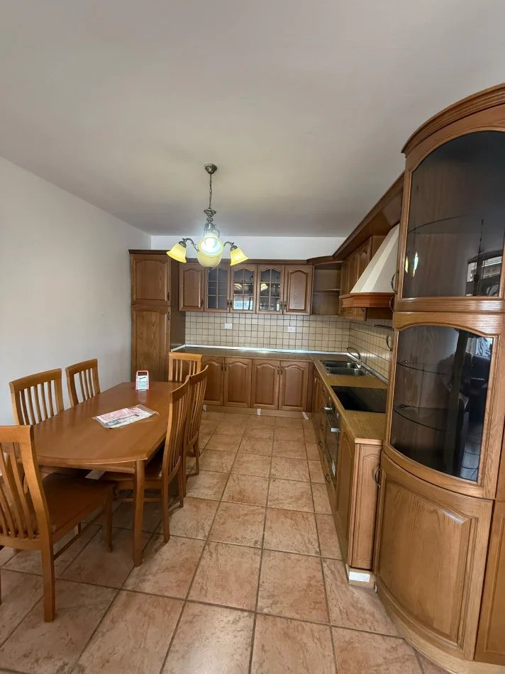 Jepet me qera apartament 2+1+Ballkon Kati 11, 120 m² 650 € (Komuna Parisit)