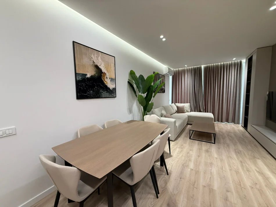 Jepet me qera apartament 2+1+Ballkon Kati 1, 1.300 € (Rruga e Durresit)