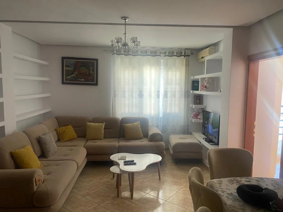 Jepet me qera apartament 2+1  (Pallatet Cabej)