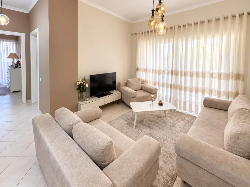 🏡 Jepet me qera apartament 2+1  në Kompleksin Kristal , Komuna e Parisit I 800 euro/muaj