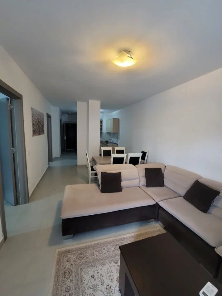 Jepet me qera apartament 2+1 ne 5 Maji , 550 Euro , me ballkon dhe parking