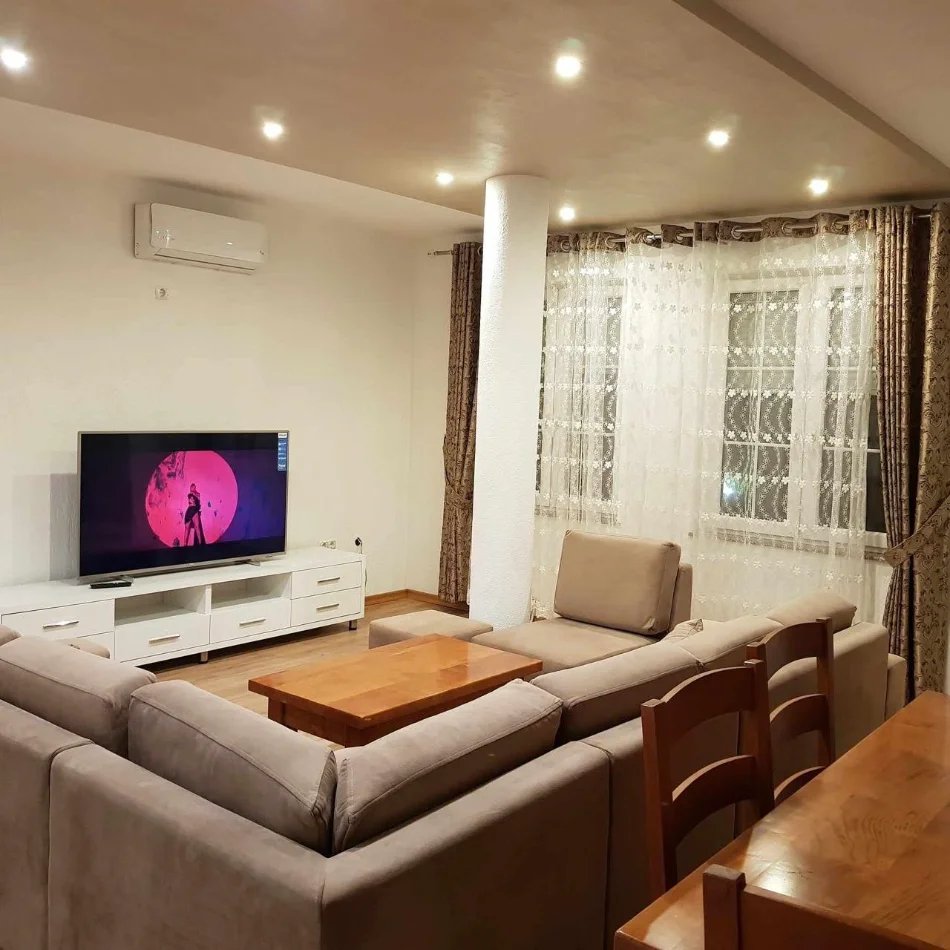 🏡 Jepet me qera apartament 2+1 per 600 mije leke te vjetra | Rruga 5 Maji, afer te Fakulteti i Mjeksise