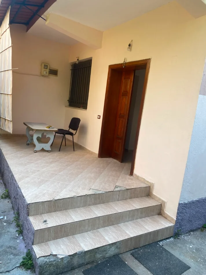 Jepet me qera shtepi private 2+1 ne rrugen Jordan Misja, 400 euro, parking i perfshire