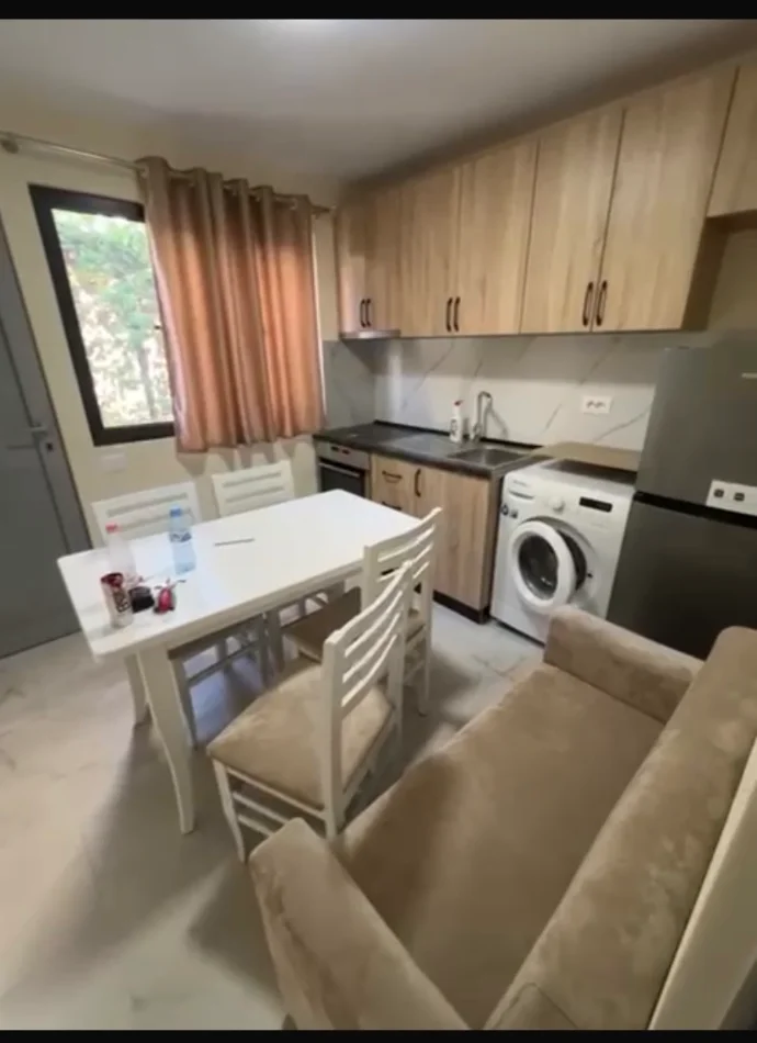 Jepet me qira apartament 1+1, kati 1 i nje vile, 350 € tek QSUT,5 Maji