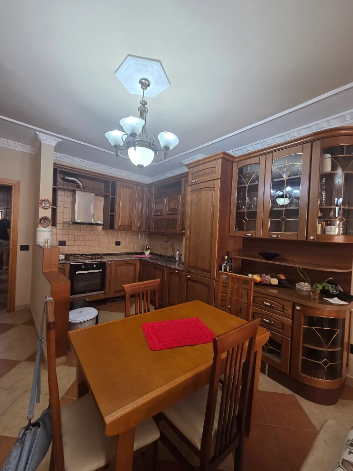 Jepet me qira apartament 3+1+Ballkon Kati 8, 130 m² Bllok (Sami Frasheri)
