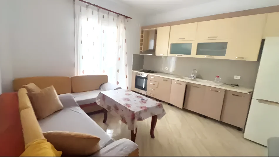🏡 Jepet me qira apartament 3+1 per 50.000Leke/muaji – Astir, Vila L