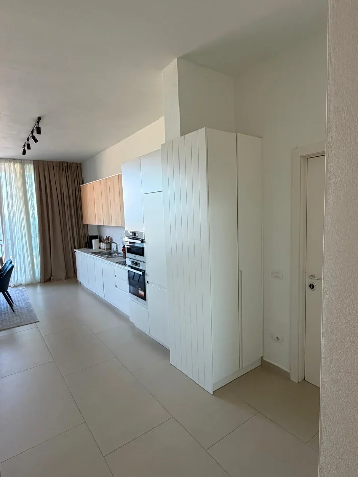 Ky apartament 2+1 ne Green Coast nuk eshte thjesht nje prone, por nje mundesi per te krijuar shtepine qe ke imagjinuar