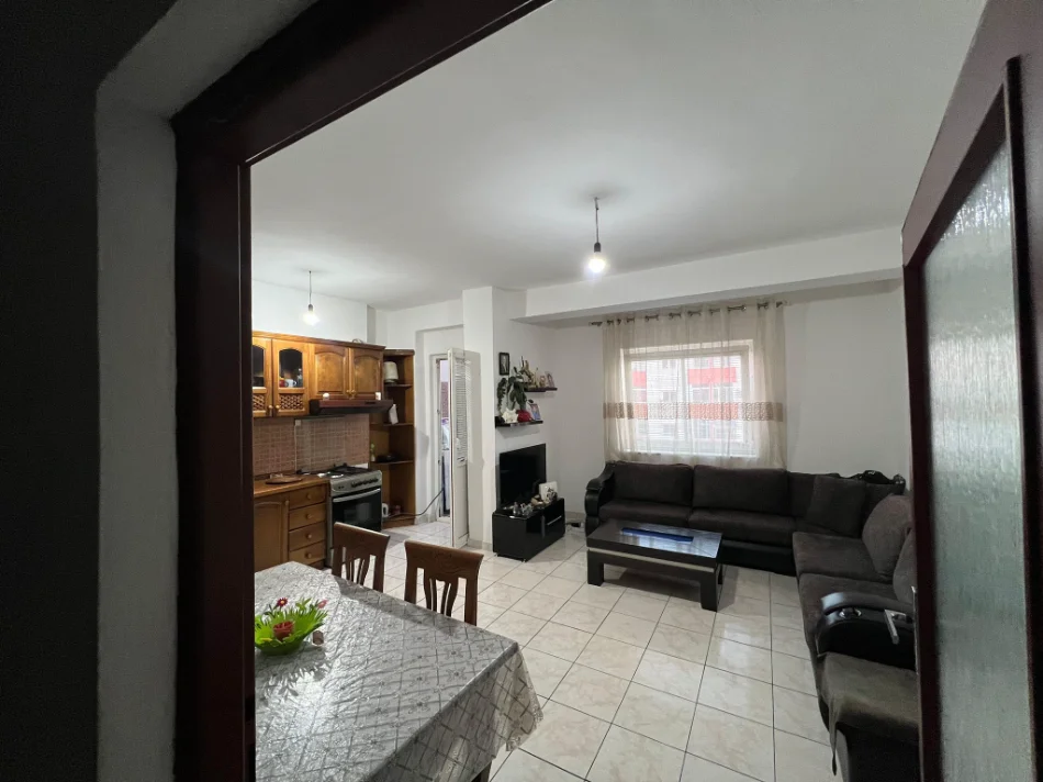Lezhe, shes apartament 3+1+Ballkon Kati 6, ( jo kat i fundit ), 128m² 110.000 € (Prane stacionit te autobuzave te Tiranes)