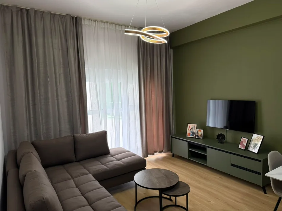 🏡 ME QIRA | Apartament Premium 1+1 📍 Kompleksi Kadiu 2 📐 Sipërfaqe: 65 m² 🏢 Kati: 6 🚿 Tualet me dritare 💰 Çmimi: 48,000 Lekë/Muaj