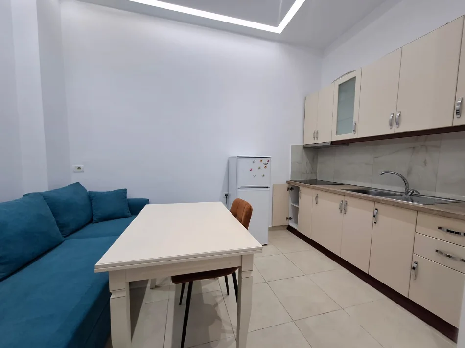 Me Qera : 1+1📍Rr. Elbasanit (Vilat Gjermane) - 35,000 Leke/Muaj - Sp.60m²