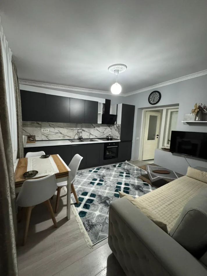 Me Qera : 1+1📍Shkolla e Bashkuar (Rruga e Dibres) - 43,000 Leke/muaj - S.50m² - Kt.0 || Buze Rruge - Akses i Shpejte🏃🏻‍♂️