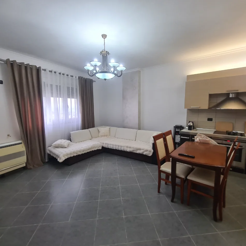 Ne Fresk te Teleferiku, qera 1+1+parkim. Kati 5, 74 m² 400 € (e mobiluar totalisht)