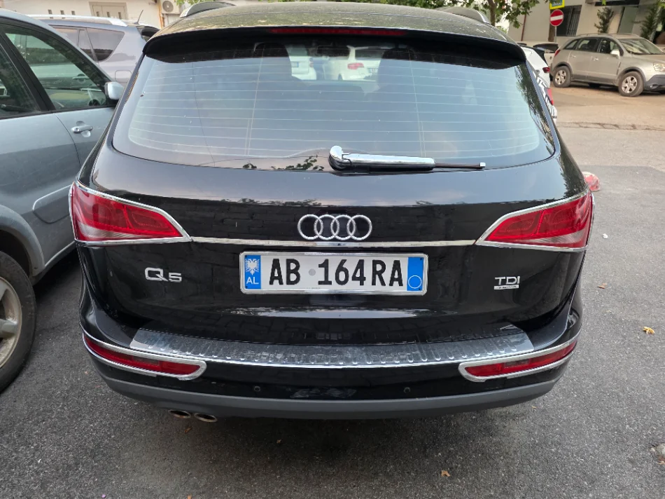 OKAZION: shes SUV, Audi Q5, Nafte, e zeze, manuale, Klima, 75.000 km, 8000 €, Tirane
