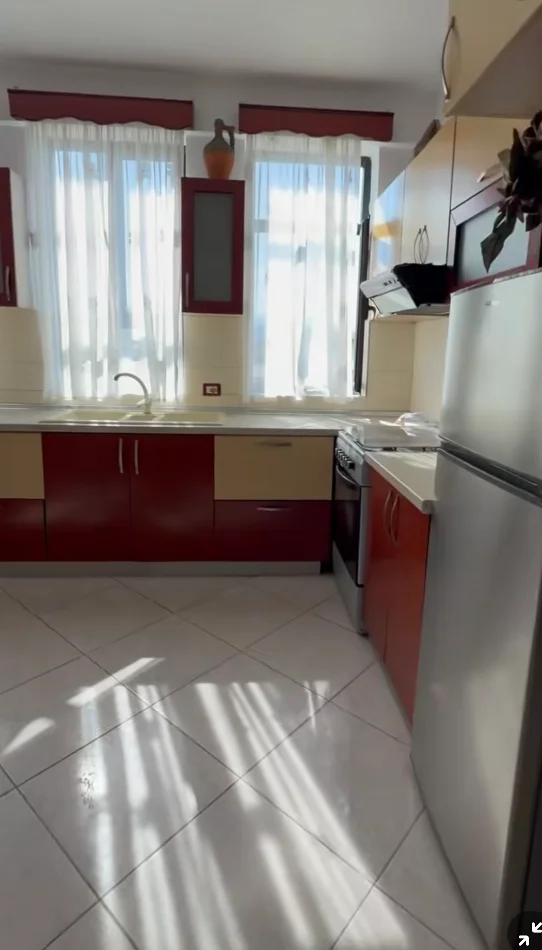 Pogradec, shitet nga Pronari, pa-komision apartament 1+1+Ballkon Kati 3, 60 m²