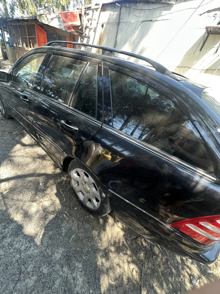 Qerret, shitet makine me portobagazh Nafte, e zeze Klima 4.000 €