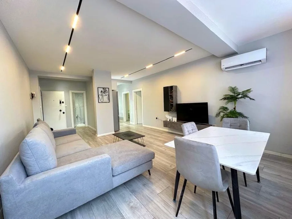 Shitet apartament  2+1  (21 dhjetori) 250.000 €€