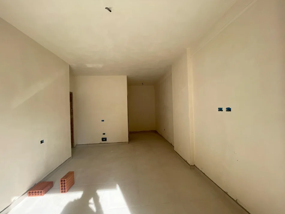 Shitet apartament 2+1+2  rruga elbasanit   175.000 €