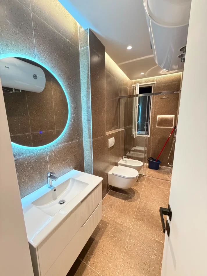 🏡 shitet apartament 2+1 – buzë lanës te materniteti i ri