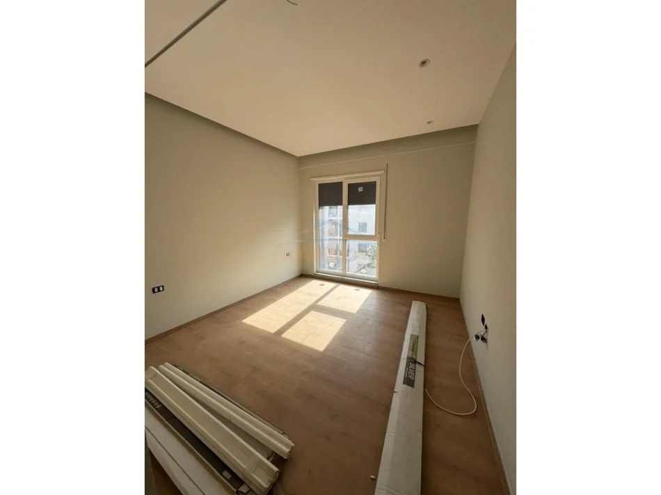Shitet apartament 2+1 , tek 5 maji