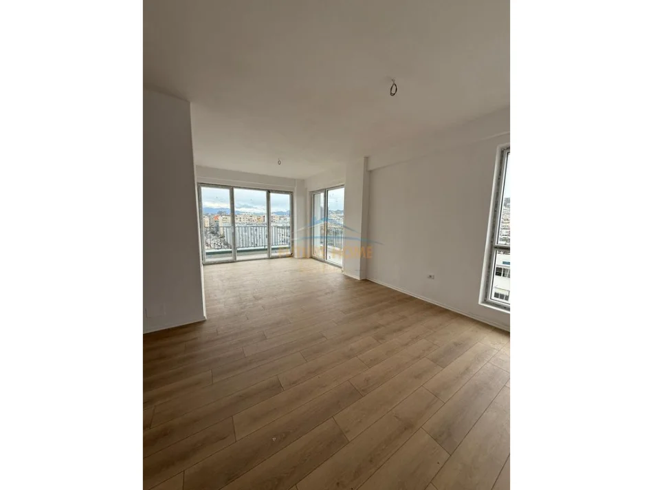 Shitet apartament 3+1+2 ne white cloud komuna e parisit