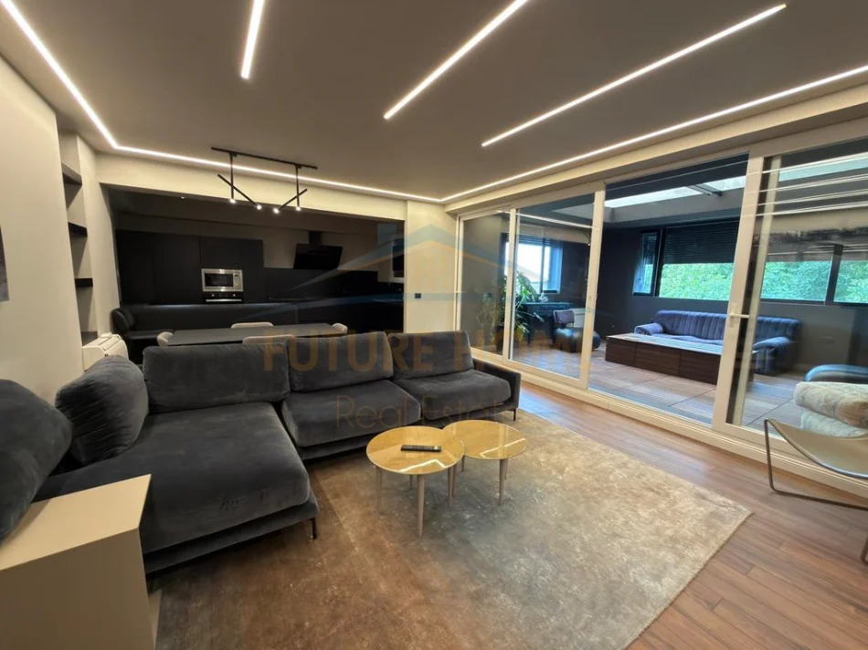 Shitet apartament 3+1+2poste parkimi,long hill residence
