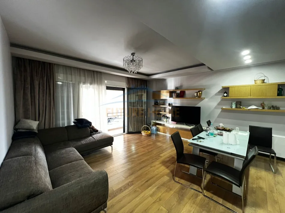Shitet apartament 3+1+2 rruga dritan hoxha , perballe kom.aura