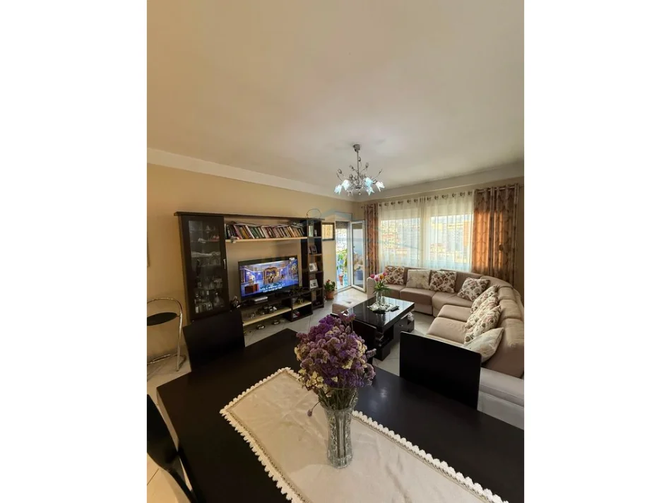 Shitet apartament 3+1 ne astir