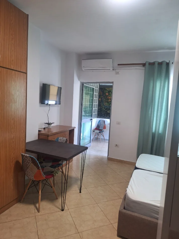 Shitet apartament i ndarë në 2 garsoniere – pranë bllokut të ambasadave