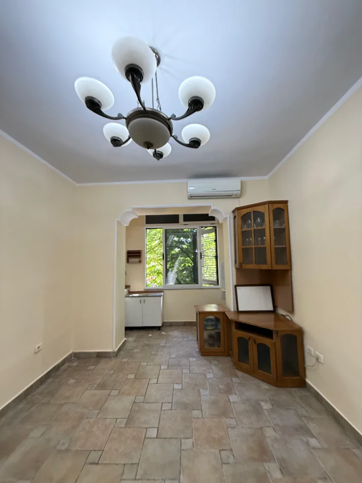 SHITET Apartament 1+1+Depo+Ballkon, Kati i 2, (Rruga Bardhyl, prane kryqezimit te Bar Oslo, Pallat buze rruge