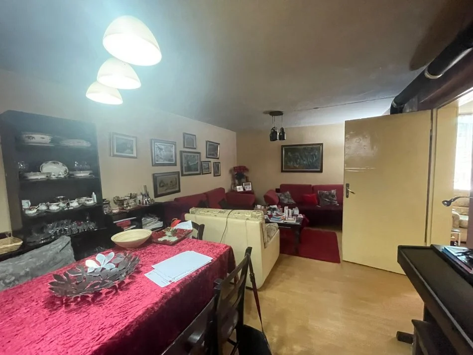 Shitet shtepi private 2 kateshe pazari i ri  500.000 euro