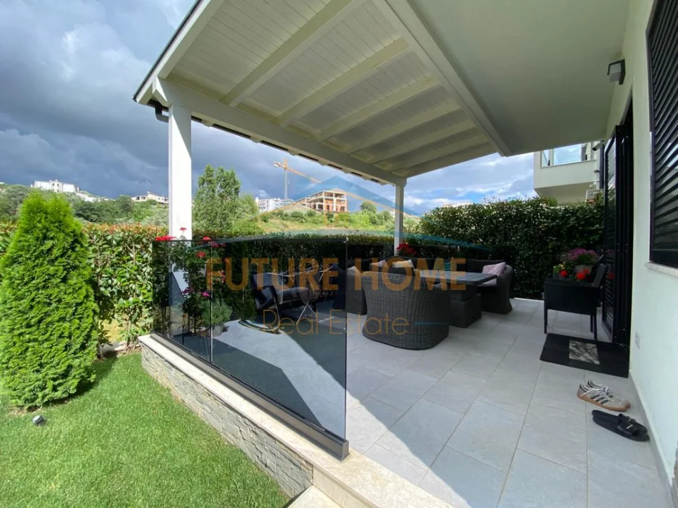 Shitet triplex 4+1+post , ne grey stone residence,liqeni thate