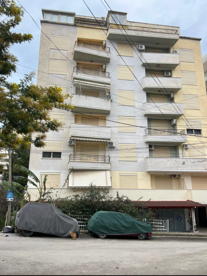 Sarande, shitet ap. 2+1,  Kati +5, me ashensor, 100 mije euro.