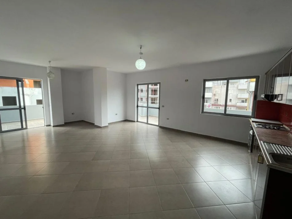 Shitet, Apartament 1+1+Verandë , Pallatet e Verdha, Tiranë - 10.000.000 Lekë | 123 m²
