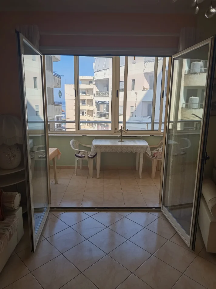 Shitet Apartament  tek Vollga