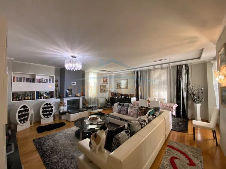 Shitet, Penthouse 4+1+2+2 Poste Parkimi + Verandë, Ali Demi, Tiranë 420.000 € (Ali Demi, Rruga Idriz Dollaku)