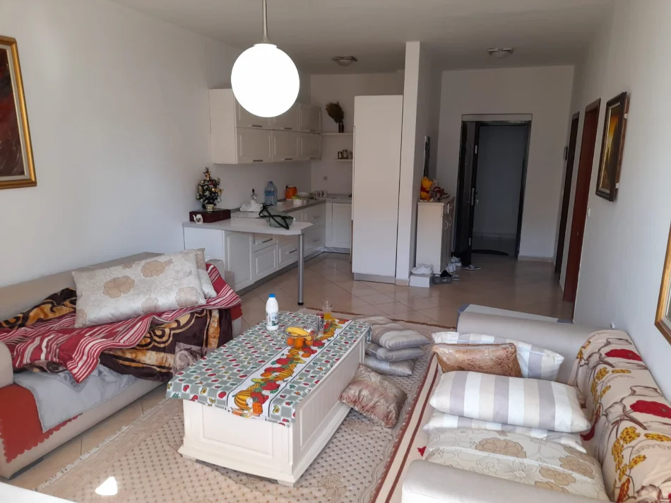 Shitet apartament ne katin 2, cmimi 95000 euro, ne zonen e Freskut ( Qesarake )