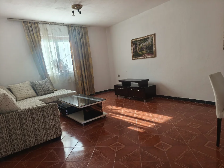 Shqiperi, jepet me qera Vile 1+1 Kati 2, 60 m² 350 € (Shkolla bashkim fino, prane policise qyteti studenti)