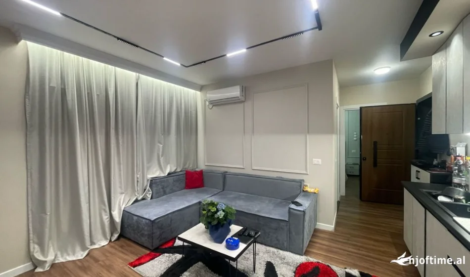 Shqiperi, jepet me qera apartament 1+1+Ballkon Kati 10, 65 m² 750 € (Komuna e Parisit, Rruga Skender Luarasi)