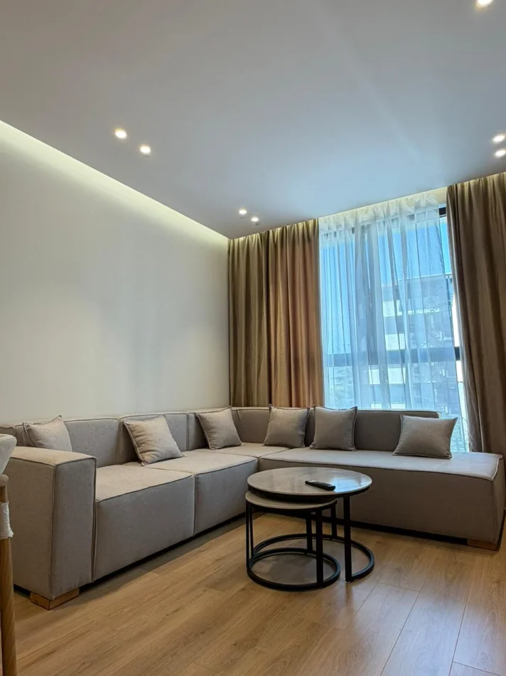 Shqiperi, jepet me qera apartament 1+1+Ballkon Kati 1, 90 m² 800 € (Rruga Jordan Misja, Tiranë)