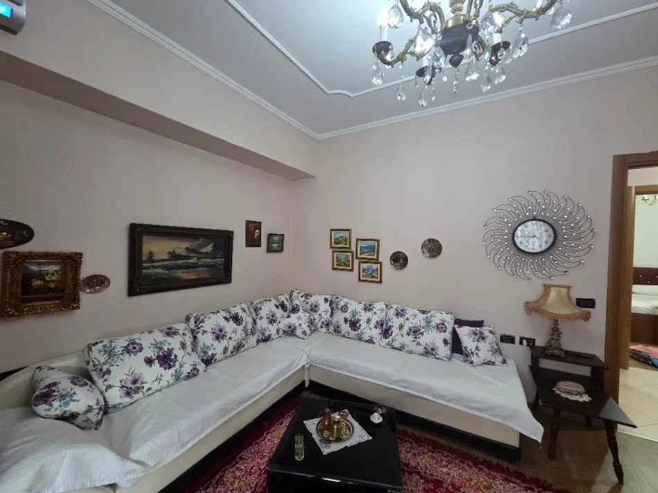 Shqiperi, jepet me qera apartament 2+1+Ballkon Kati 4, 600 € (Robert Shvarz)