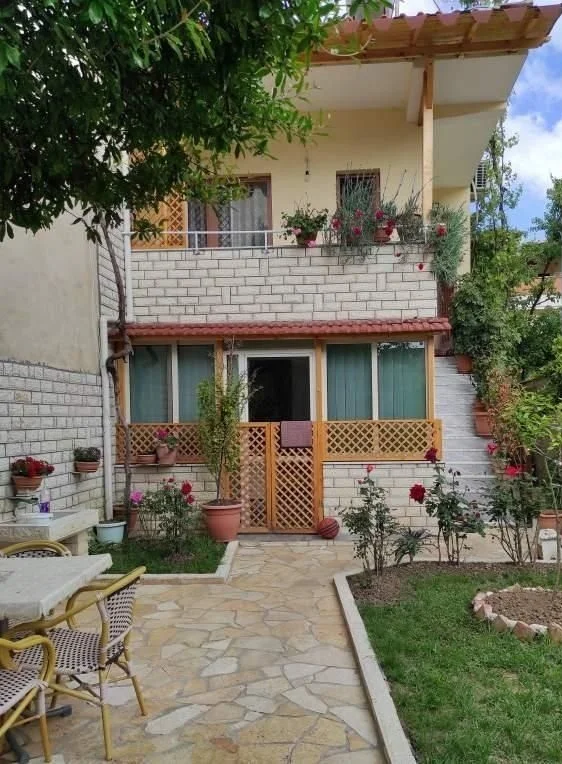Tiranë, Shitet Shtëpi Private 2 Katëshe me Hipotekë, 147 m² + Oborri 90 m² 20.000.000 Lekë të reja  (Rr. Gramoz Pashko) Mob. +355 67 365 1512