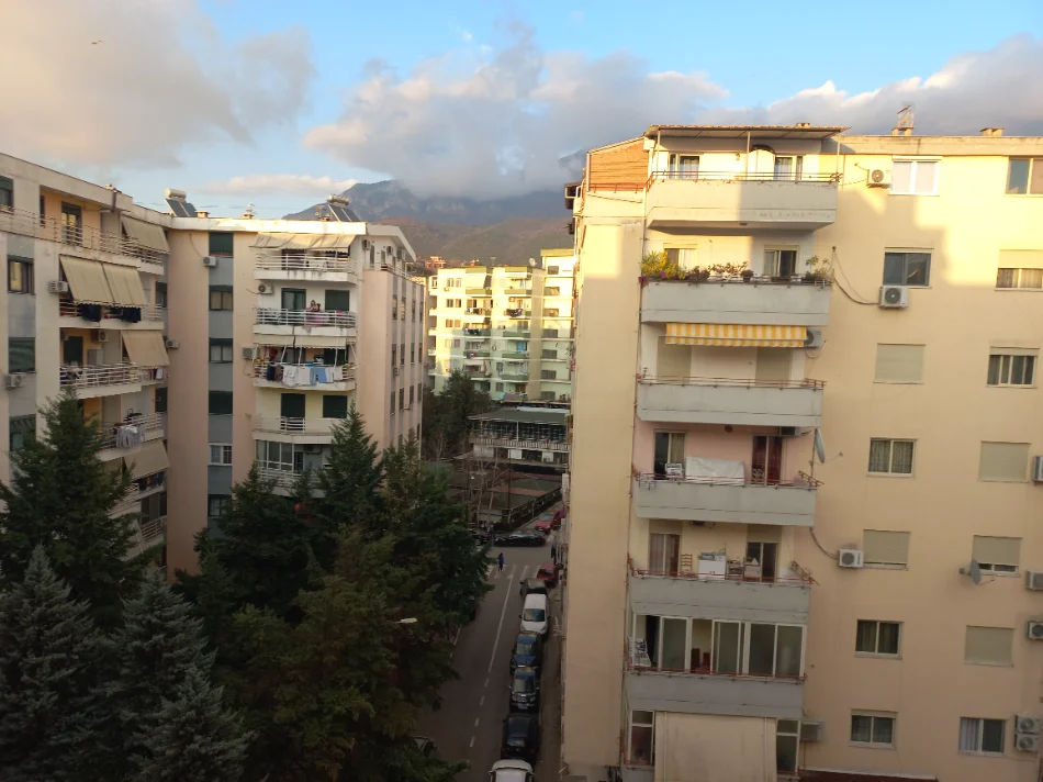 Tirane,Fresku,Okazion!Shitet Apartament bollshëm 2+1,verand-ballkon,kat7, palat ri 2011,sip.114m²,Cmim155'000€, rr.M.Deliu, pranë Sh 9-Vjeçar Qesarak.