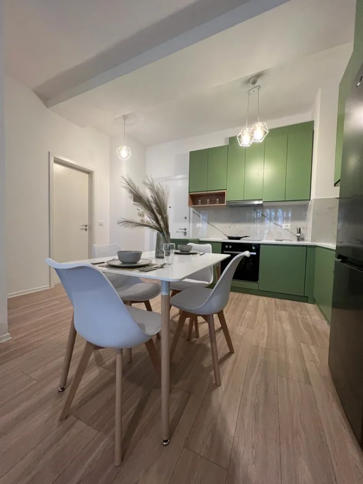 Tirane, Jepet me Qera Apartament 1+1, Kati 3, Mobiluar, 60 m², Çmimi 650 Euro, tek Kompleksi KONTAKT, 21 DHJETORI, Tiranë.