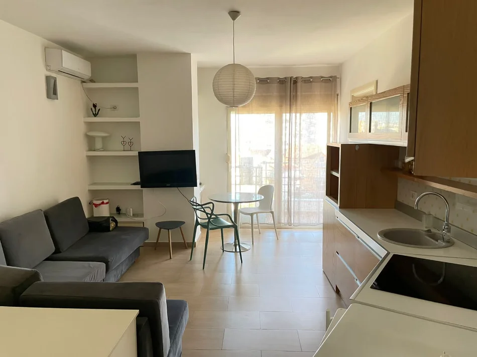 Tirane, Jepet me Qera Apartament 1+1,Mobiluar,kati 4, Çmimi  60.000 Lekë të Reja, Midis Vasil Shanto/Komunë Parisit/Tiranë.
