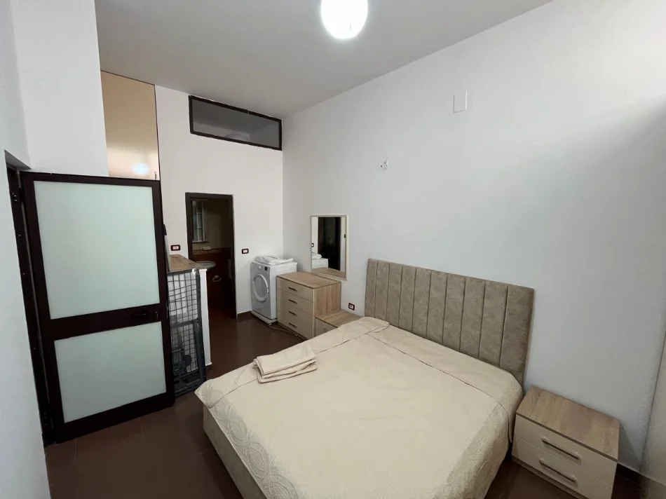 Tirane, Jepet me Qera Apartament  1+1,Mobiluar, Çmimi 43.000 Lekë të Reja ,tek 5 MAJ,Tiranë