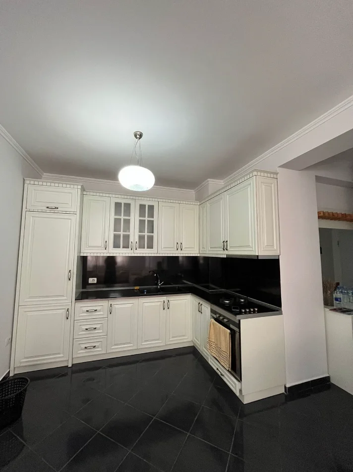 Tirane, Jepet me Qera Apartament 2+1+2 Tualete, Mobiluar, kati 2, Çmimi 450 Euro, në FRESK, Tiranë.